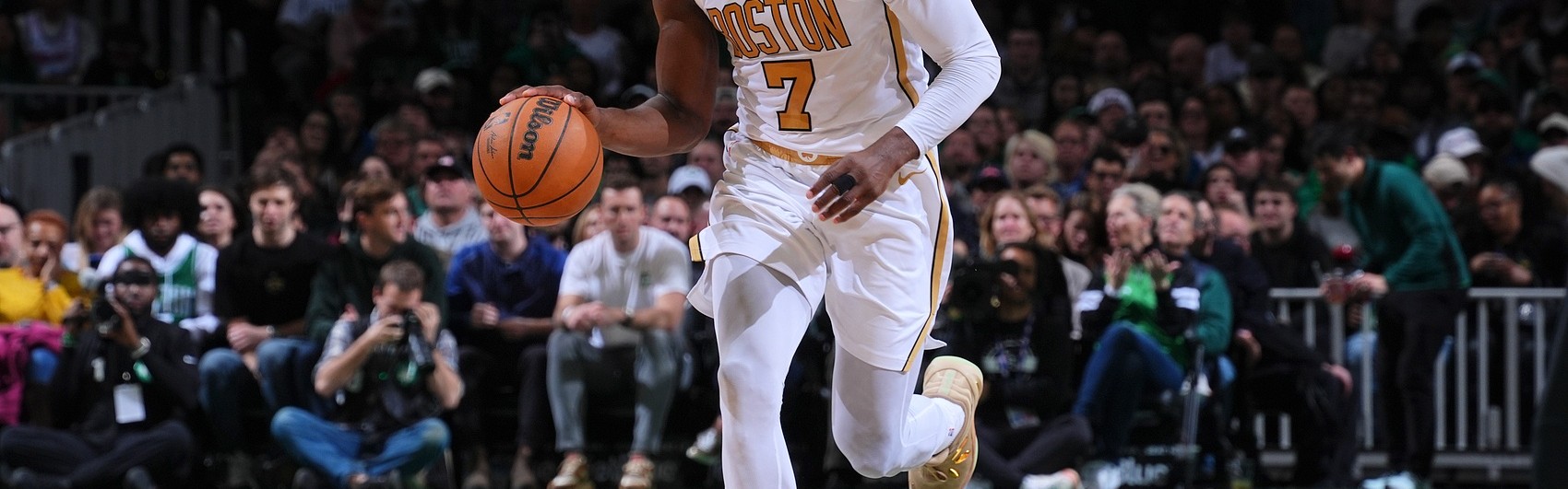 开云体育线上网站-连续迎射文班！杰伦·布朗打满首节8中5拿到12分2板3助